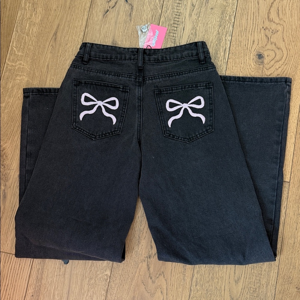 Edikted Bow Pocket Black Washed Relaxed Jeans